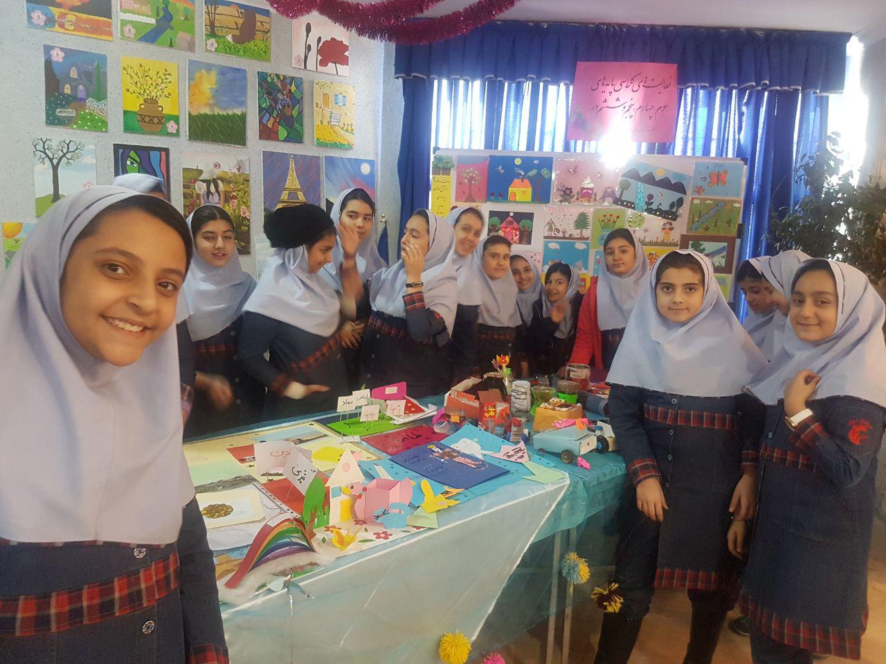 برگزاری نمایشگاه دست سازه های دانش آموزان مجتمع طاهره